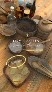 Immersion – Épisode 1 : Sur le terrain 🌿
Bienvenue chez Maribel, à Santo Domingo au coeur de la Zone Coloniale !
Ici, on ne fait pas que regarder : on met la main à la pâte. Maribel nous a fait découvrir les ingrédients de la cuisine taïnos, celle des premiers habitants de l’île. On a râpé la yuca et pétri la pâte à la main, avant de goûter nos arepitas, toutes dorées sur leur feuille de bananier. 🇩🇴
Chez Holaqueya, on a une règle simple : tout ce qu’on vous propose, on l’a testé avant vous. Les hébergements, les excursions, les rencontres : on part sur le terrain, on vit l’expérience, et on ne garde que ce qui nous a vraiment touchés.
Avec cette série Immersion, on va vous partager de plus en plus nos coulisses terrain. Vous verrez ce qui vous attend vraiment quand vous partez avec nous.
📩 Envie de vivre cette expérience lors de votre voyage ? Écrivez-nous en DM ou via le lien en bio.
#RepubliqueDominicaine #SantoDomingo #VoyageSurMesure 
Cuisine Dominicaine - Agence locale République Dominicaine