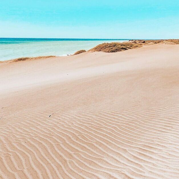 Dunes de Baní au bord de la mer des Caraïbes