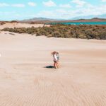 Voyageuse sur les dunes de Baní, République Dominicaine