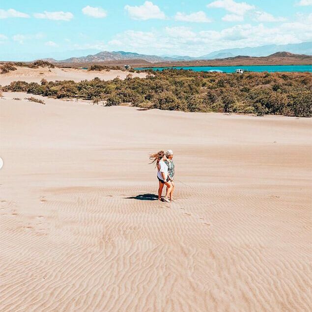 Voyageuse sur les dunes de Baní, République Dominicaine