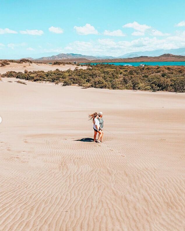 Voyageuse sur les dunes de Baní, République Dominicaine