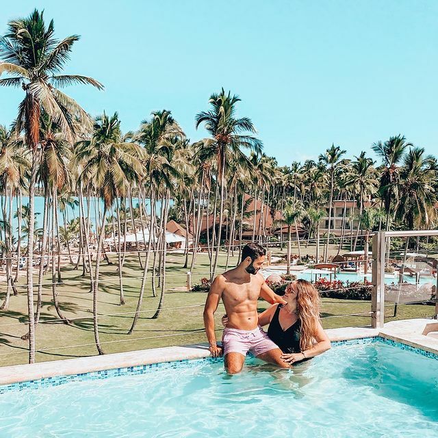 Couple dans la piscine d'un hôtel de Las Terrenas