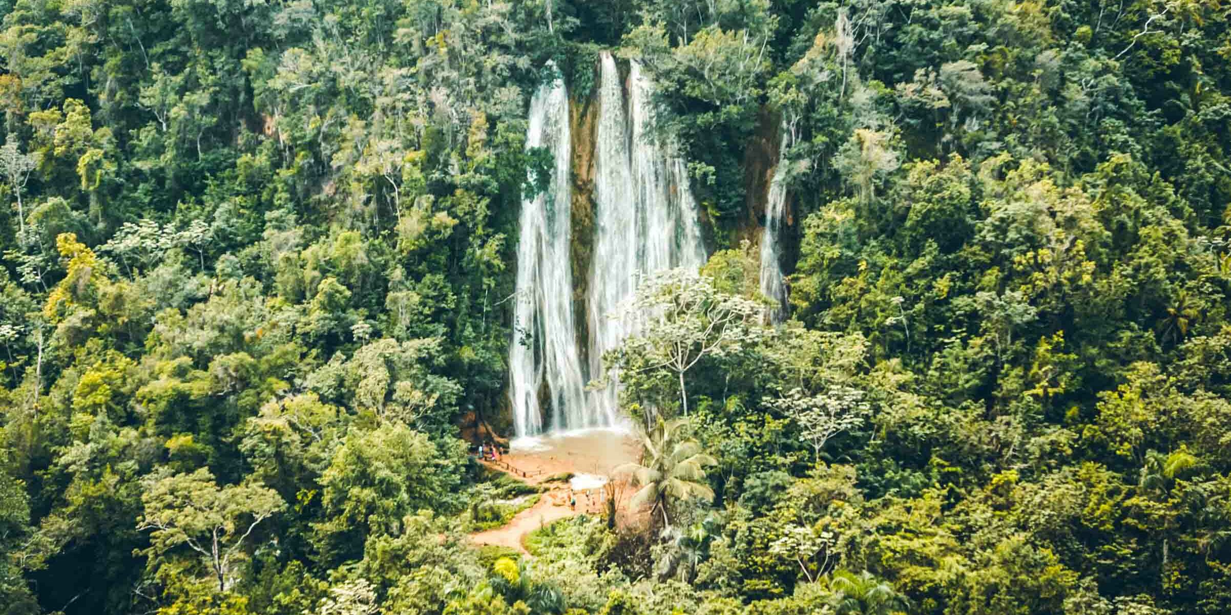 Cascade El Limón au cœur de la forêt tropicale, péninsule de Samaná