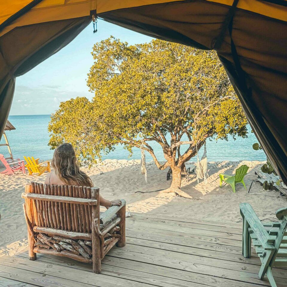 Terrasse en bois d'un écolodge face à la mer, République Dominicaine
