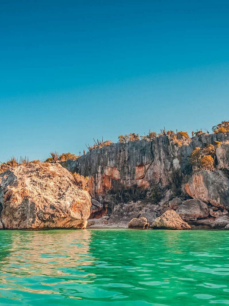 Falaises et eau turquoise de Bahía de las Águilas, dans le sud-ouest de la République Dominicaine