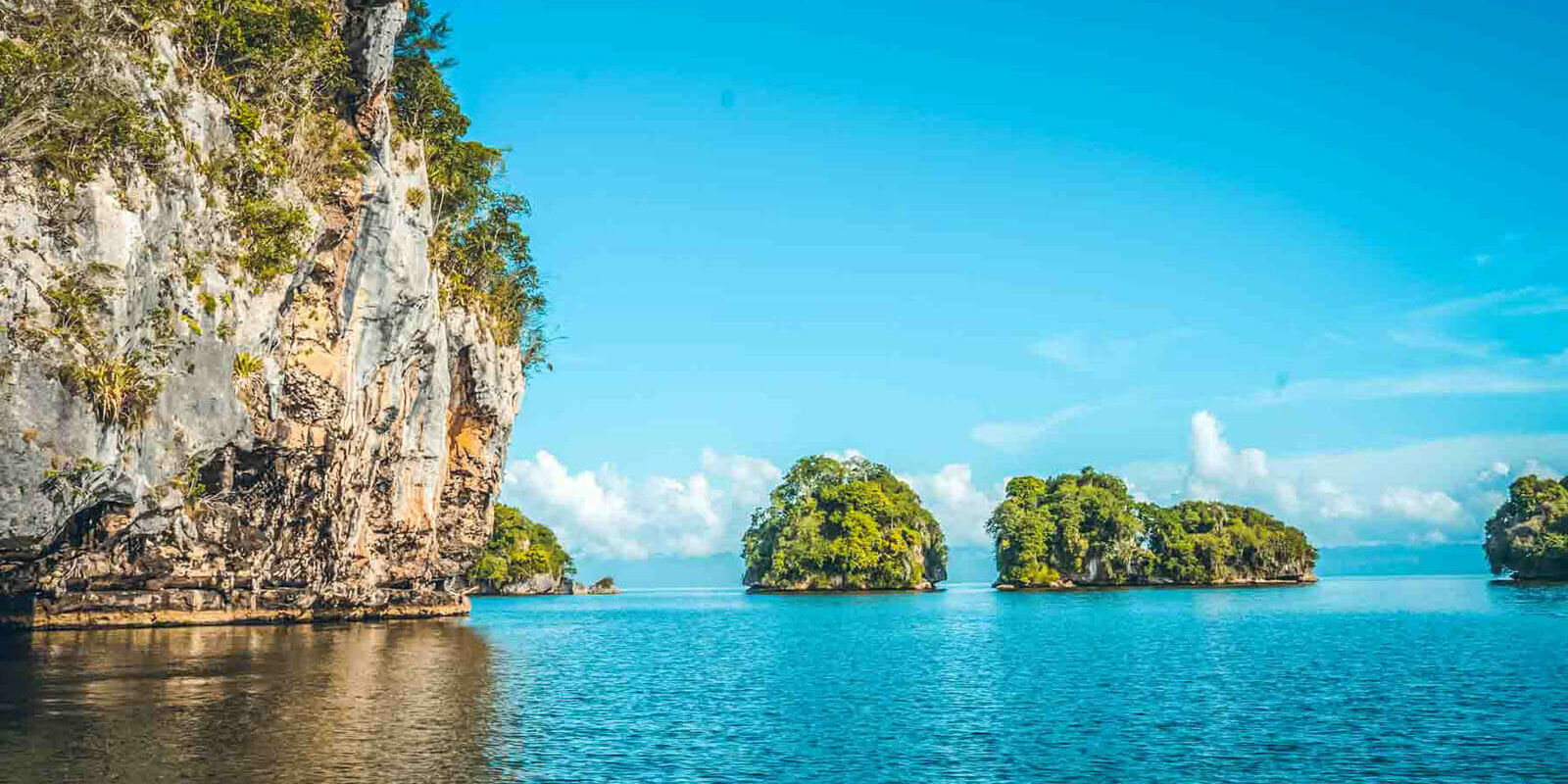 Îlots rocheux du parc national Los Haitises, dans la baie de Samaná