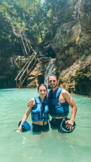 Qui a dit que la République Dominicaine c’était que des plages paradisiaques ? Aujourd’hui on vous emmène vivre une aventure amusante et rafraîchissante à faire entre amis ou en famille ! Bienvenue aux 27 charcos de Damajagua, un enchaînement spectaculaire de cascades et de toboggans naturels nichés dans les collines de Puerto Plata. Une expérience à ne pas manquer ! 💦
_____
¿Quién dijo que la República Dominicana era solo playas paradisíacas? ¡Hoy te llevamos a vivir una aventura divertida y refrescante para disfrutar entre amigos o en familia!
Bienvenidos a los 27 charcos de Damajagua, una impresionante sucesión de cascadas y toboganes naturales escondidos en las colinas de Puerto Plata. ¡Una experiencia que no te puedes perder!
#republiquedominicaine #puertoplata #holaqueya