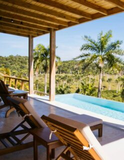 Réunir toute la tribu (ou toute la bande de copains) sous le même toit ? C’est un grand OUI ! 🏡
En République Dominicaine, la villa privée est souvent la meilleure option pour les familles et les groupes : plus d’espace et d’intimité qu’à l’hôtel, et un vrai sentiment de « chez soi ». On en sélectionne dans les plus beaux coins du pays — Las Terrenas, Las Galeras, Cabrera, Cap Cana — de 3 à 8 chambres, avec piscine, et si vous le souhaitez chef à domicile, ménage quotidien ou chauffeur dédié.
Notre secret ? Chaque villa est visitée et validée par notre équipe sur place : emplacement, confort, sécurité, qualité des services… rien n’est laissé au hasard. On adapte même le lieu à l’âge de vos enfants (plage d’eau calme, piscine sécurisée…).
👨👩👧👦 Dites-nous combien vous êtes et à quelle période : on vous envoie une sélection de villas qui correspondent vraiment à votre groupe et à votre budget.
#republiquedominicaine #locationvilla #dominicanrepublic
