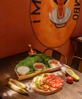 Un voyage réussi, ça passe (aussi) par l’assiette ! 🍽️
En République Dominicaine, la cuisine raconte tout un pays. Le plat du quotidien, c’est « la bandera » : riz, haricots rouges et viande. Le matin, on se régale d’un mangú (purée de banane plantain) avec les fameux « tres golpes ». Et selon les régions : sancocho mijoté, mofongo, pescado con coco sur la presqu’île de Samaná, ou casabe — cette galette de manioc héritée des Taïnos, les premiers habitants de l’île.
Notre secret ? On vous emmène goûter la VRAIE cuisine dominicaine : chez l’habitant, sur les marchés et dans nos adresses préférées, celles qu’on teste et qu’on sélectionne avec soin.
😋 Lequel de ces plats vous tente le plus ? Dites-le nous en commentaire — et pour un séjour qui passe par les meilleures tables, écrivez-nous en DM.
#republiquedominicaine #repúblicadominicana #gastronomie